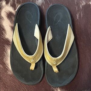 OluKai Obama Lani gold/beige flip flops, Women’s Size 6/EUR 36